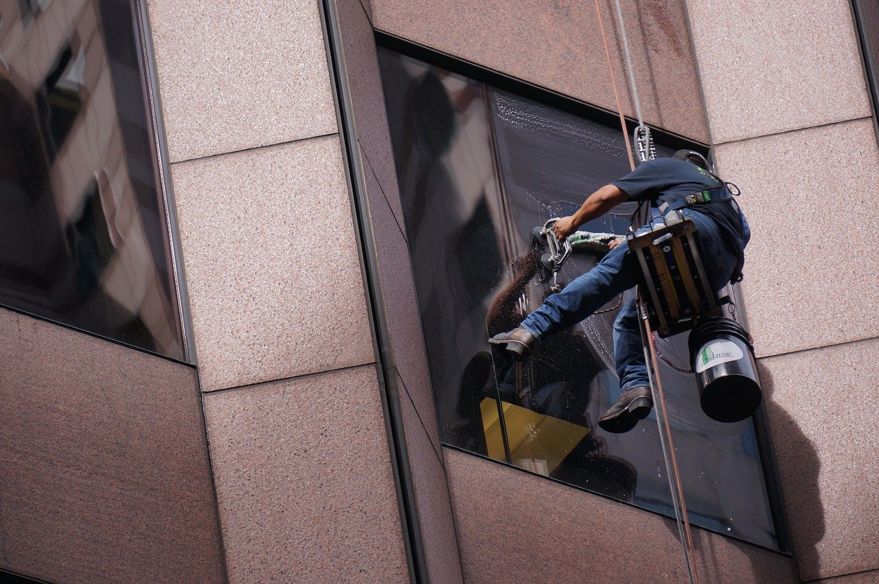 Read more about the article The Average Cost of High Rise Window Cleaning in Miami