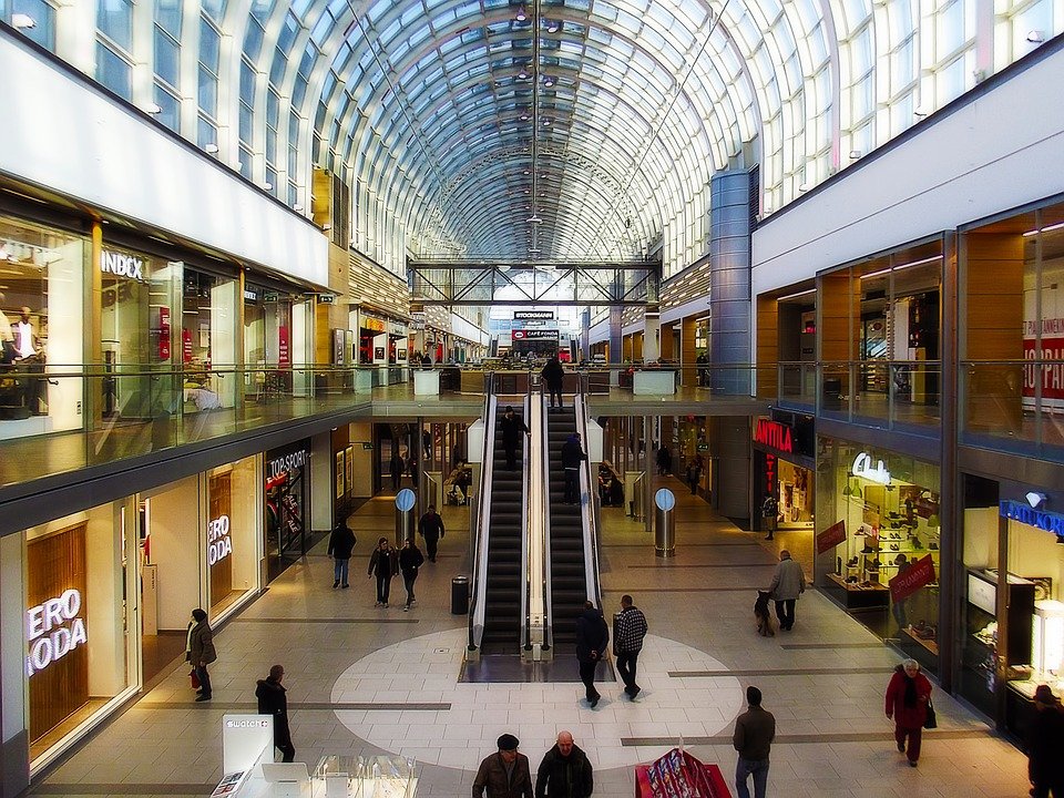Read more about the article Pressure Cleaning Shopping Centers: Miami Retail Cleaning Services
