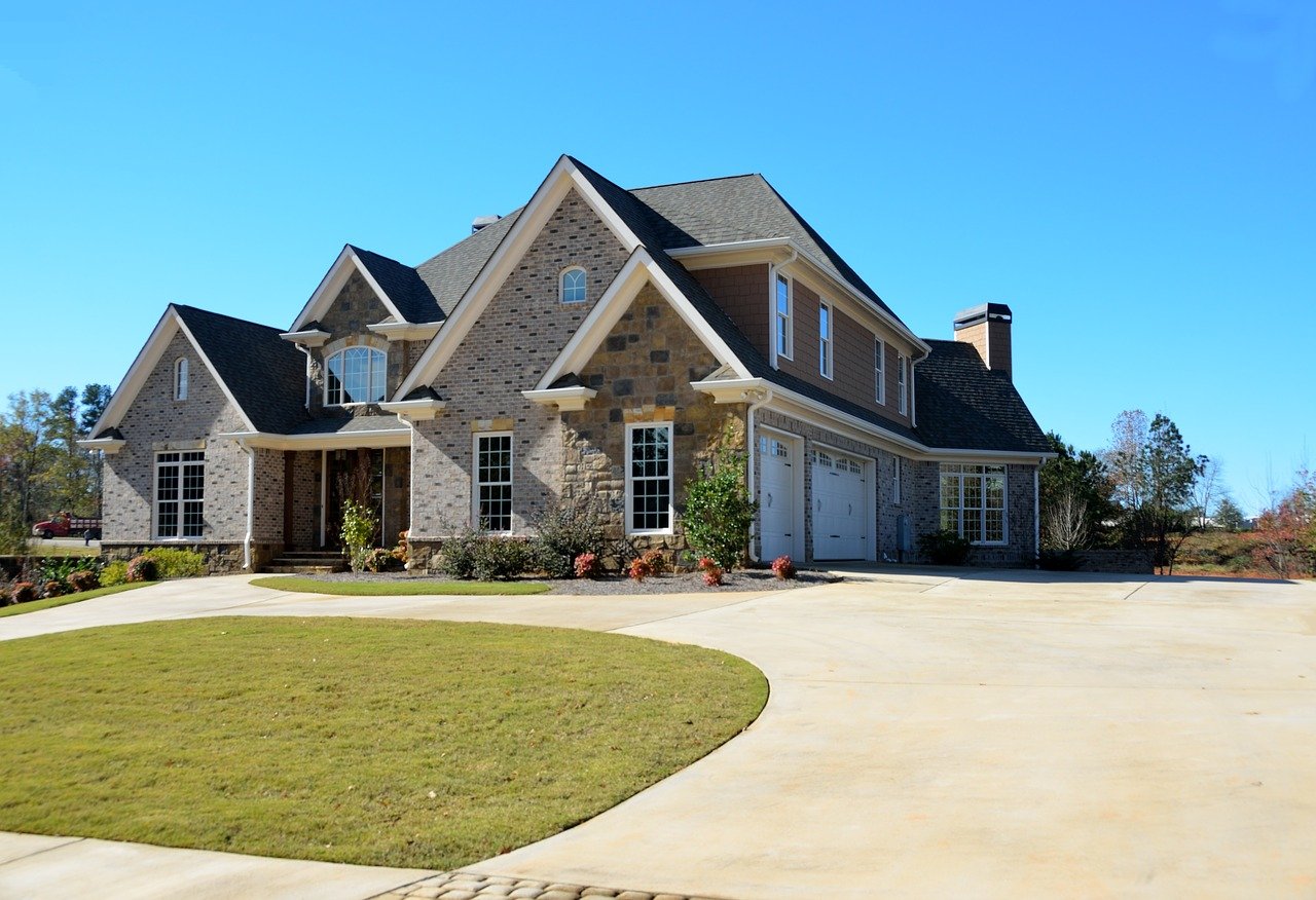 Read more about the article How to Pressure Clean Your Driveway: Methods and Tips