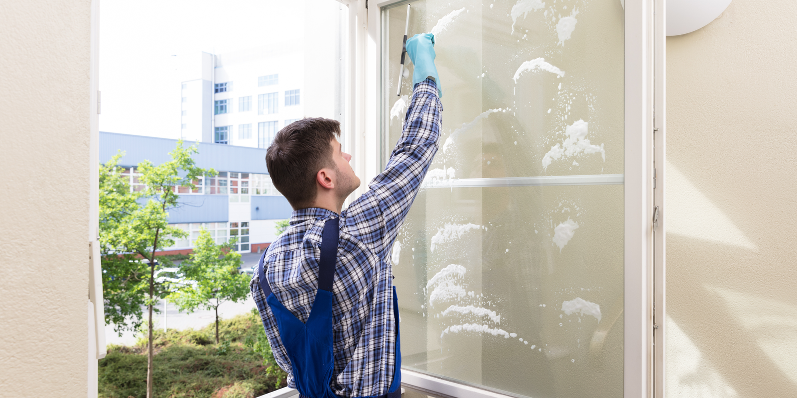 Read more about the article How Clean Windows Can Boost Miami’s Real Estate Market: The Clear Advantage of Klean Windows Miami